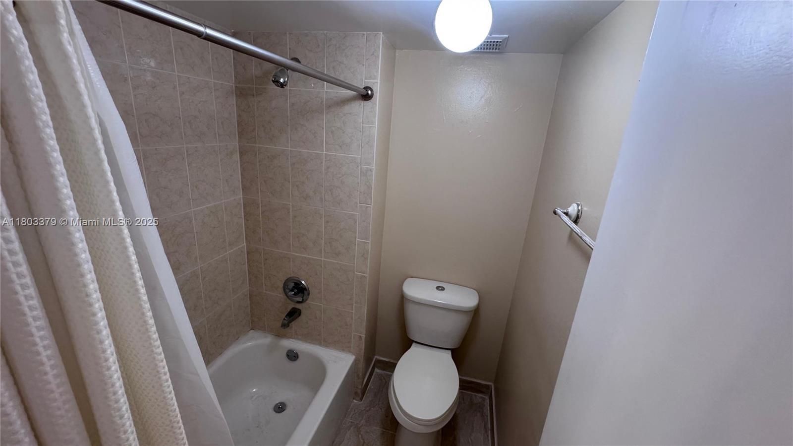 Building Photo - 227 Lakeview Dr