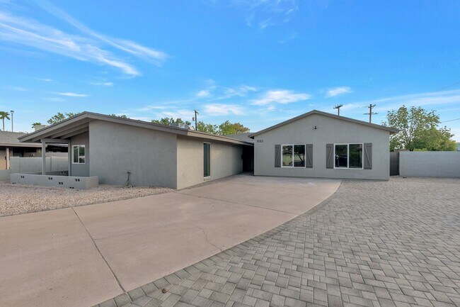 Building Photo - Huge house remodeled and close to ASU.  Pool and Turf in the yard