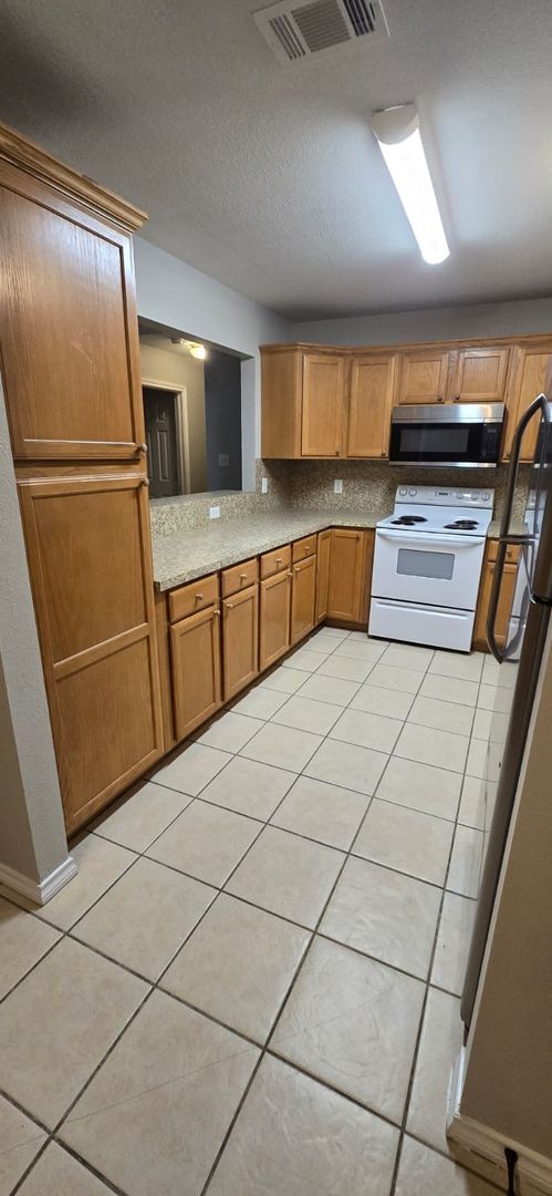 Building Photo - Spacious 3 bedroom / 3 bath duplex in convenient location