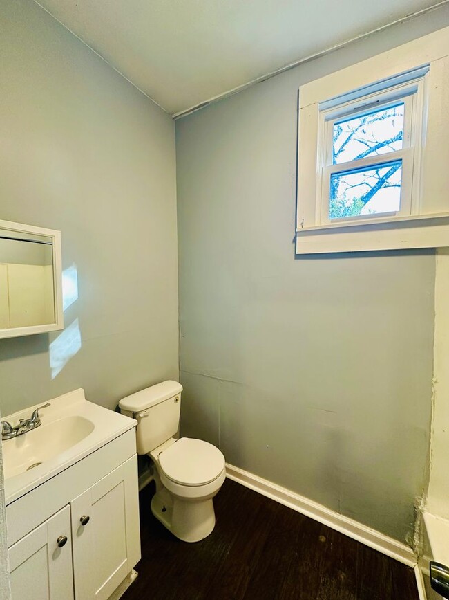 Building Photo - DOWNTOWN WILMINGTON - 3 Bedroom & 1 Bath -...