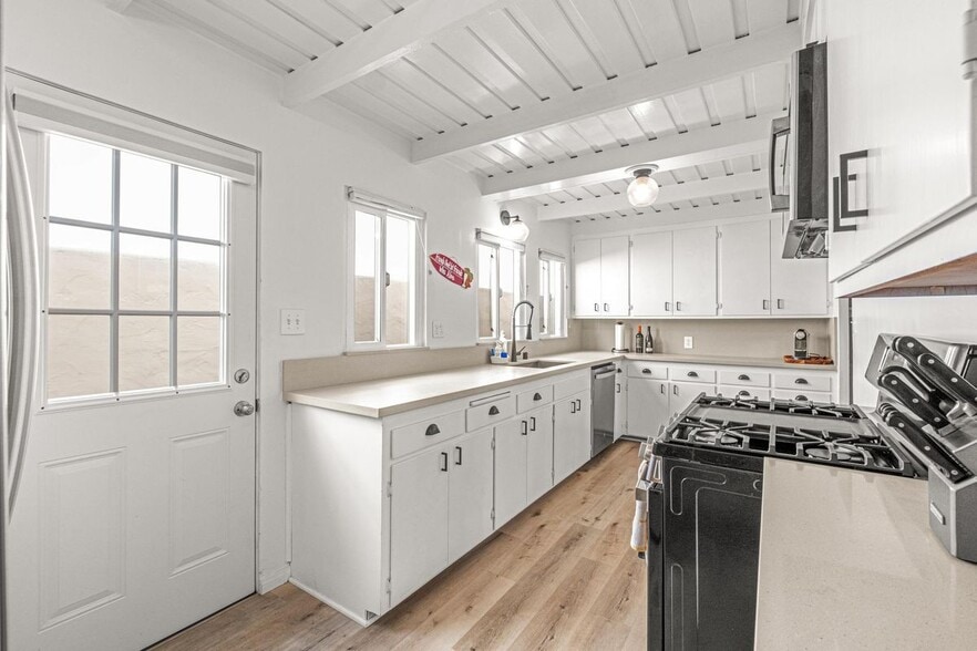 Building Photo - 63 9th Ct