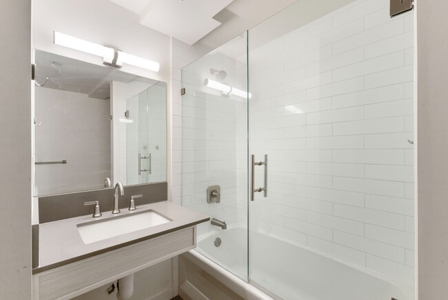 Building Photo - Modern 1BR Apartment in Prime Queen Anne L...