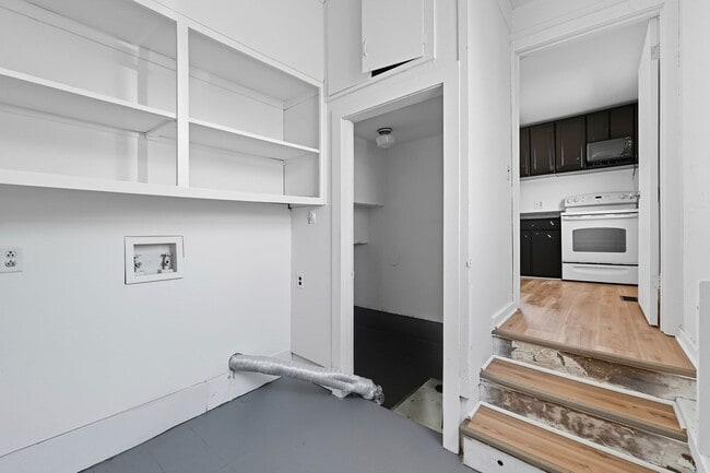 Building Photo - NEW LISTING! 2 BEDROOM HOME