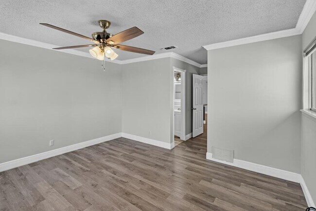 Building Photo - 8602 Colonial Dr