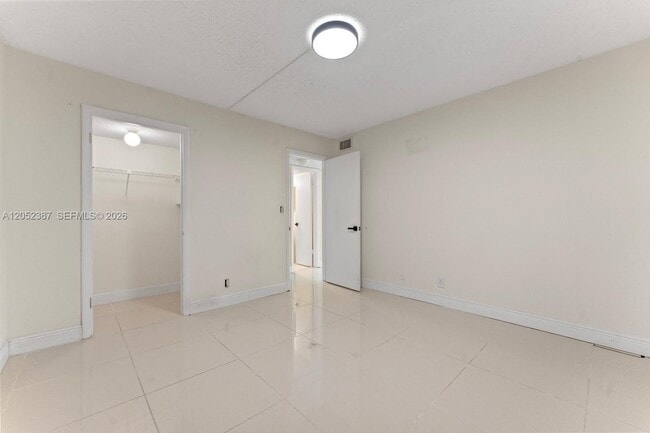 Building Photo - 430 Commodore Dr