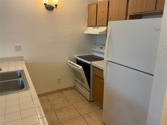 Building Photo - 2401 Riverside Dr