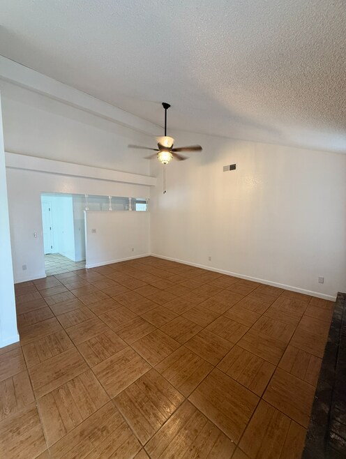 Building Photo - 2704 Pinewood Dr