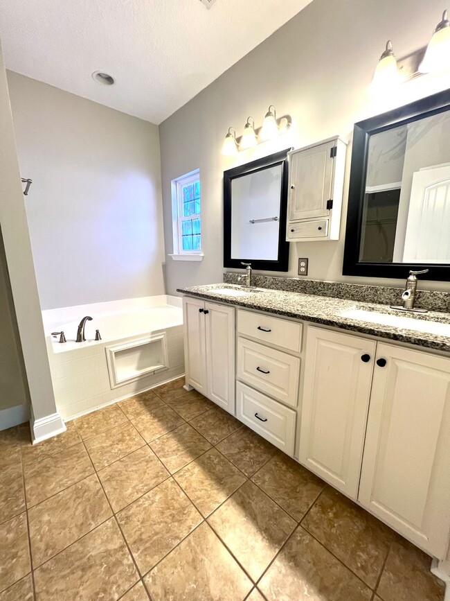 Building Photo - 4 bed 2.5 bath home!