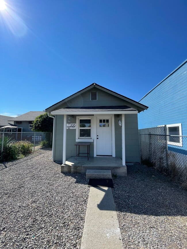 Primary Photo - Hard to find 1 bdrm 1 bath house in the he...