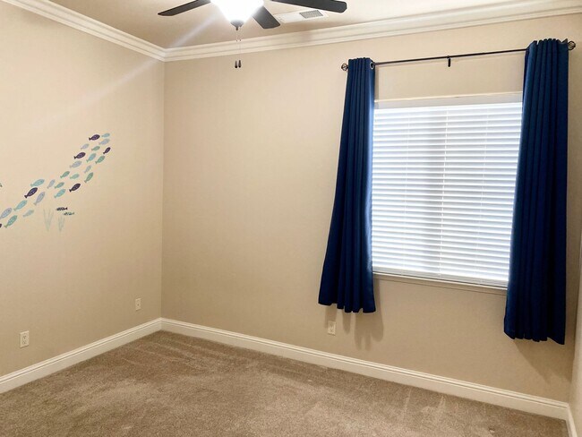 Building Photo - Beautiful 3-Bed, 2-Bath Near Sanger West High School