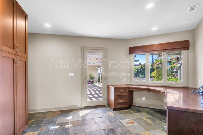 Building Photo - 5940 La Jolla Mesa Dr