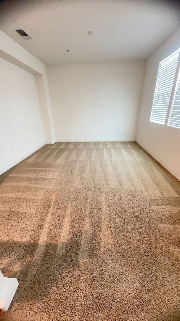 Building Photo - Beautiful spacious 3 bedroom 2/5 bathroom home.