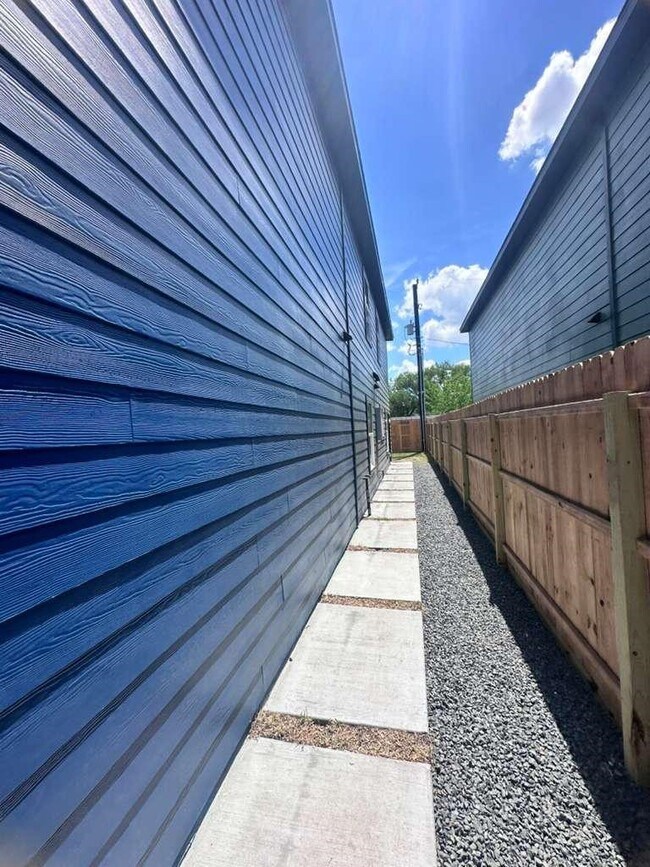 Building Photo - 3810 Hiford Dr