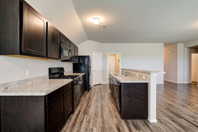 Building Photo - Beautiful 4BD/2BTH with a 2 car garage in ...