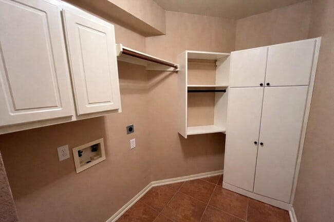 Building Photo - 30 S Rambling Ridge Pl