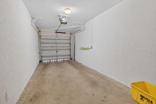 Building Photo - 1418 W Wickham Cir