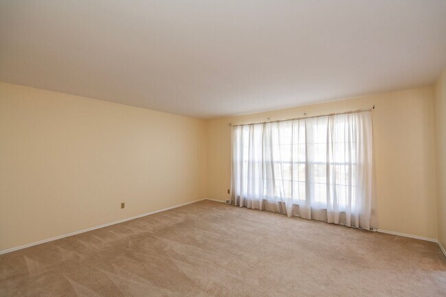 Building Photo - Beautiful 4 Bedroom 3 Bathroom South County Home