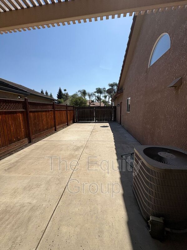 Building Photo - 1016 E Arlen Ave