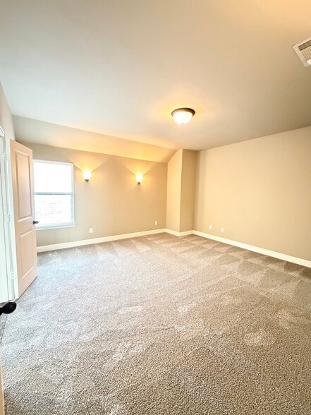 Building Photo - 705 Rembrandt Ct