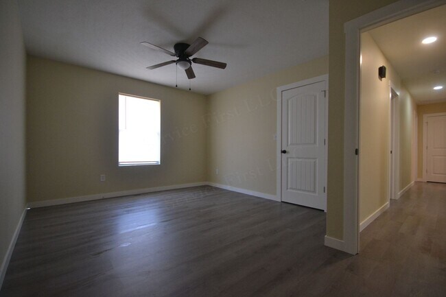 Building Photo - Vine St Duplexes