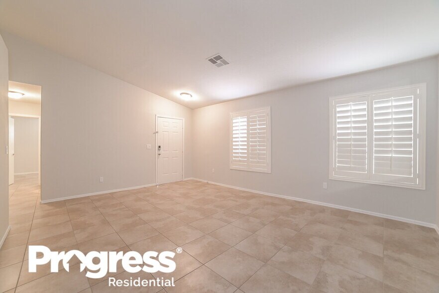 Building Photo - 323 N Ocean Dr