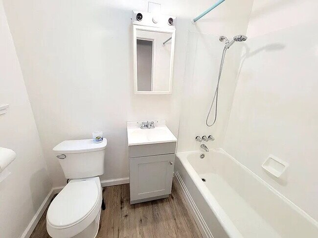 Building Photo - Nice and comfortable home