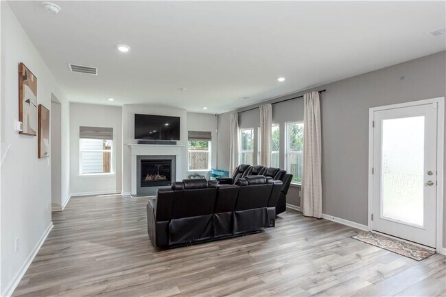 Building Photo - 607 Runnel Dr