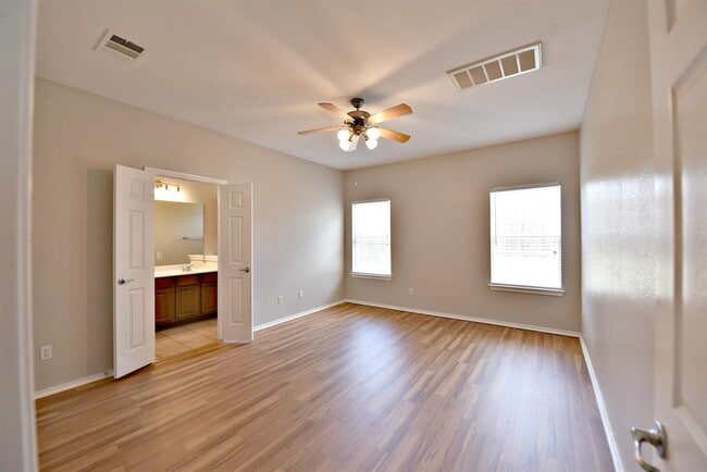Building Photo - 2106 Charlotte Estates Dr