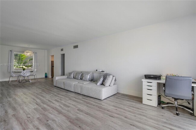Building Photo - 9700 W Bay Harbor Dr