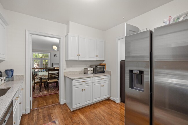 Building Photo - 4422 Westover Pl NW