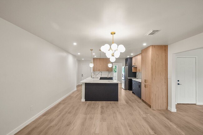 Building Photo - 5514 Chantilly Ln