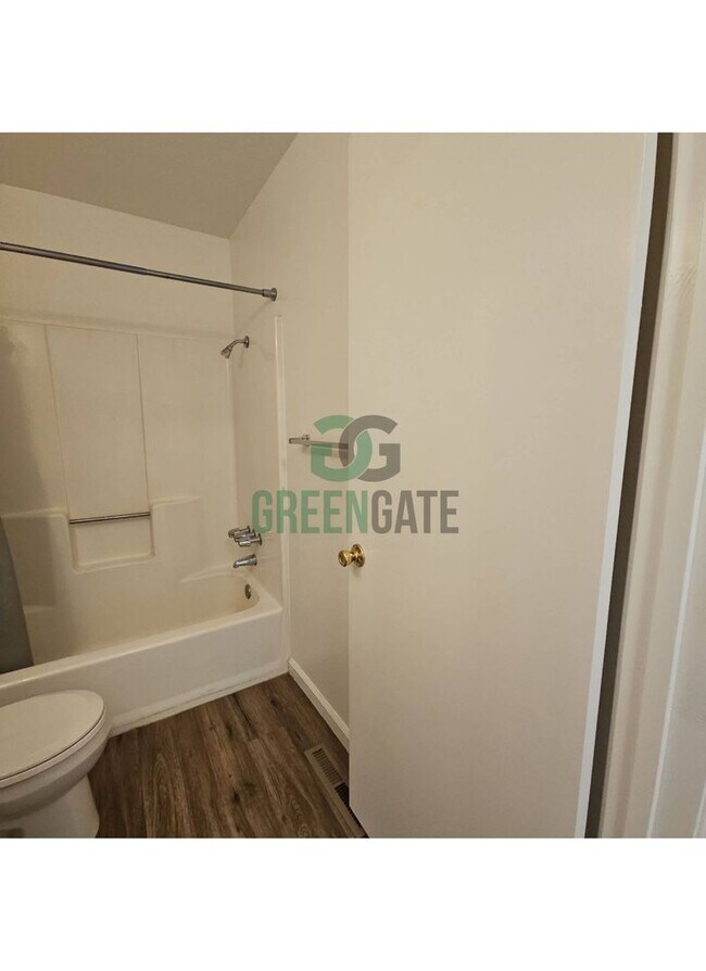 Building Photo - Beautiful 3 BEDROOM 2.5 BATH HOME IN MODES...