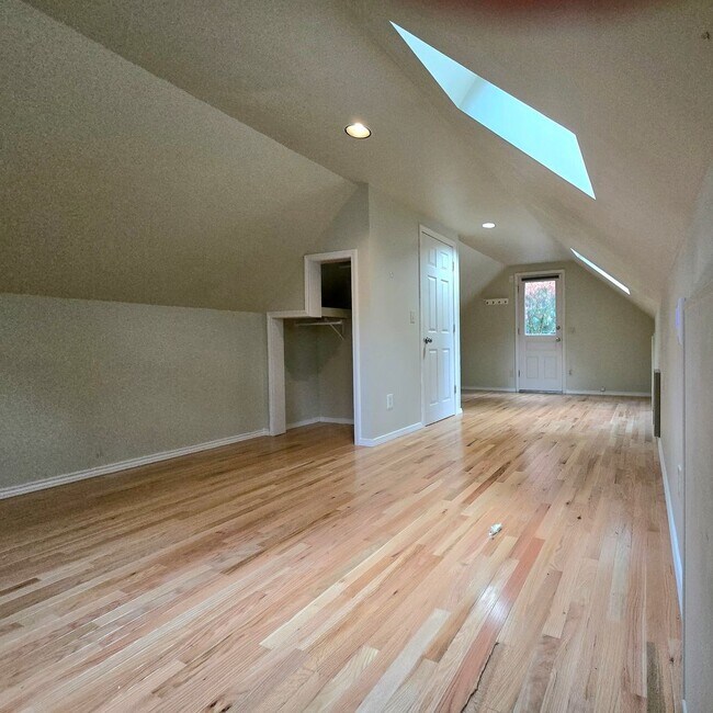 Building Photo - 5 Bedroom 4 Bathroom Home in Woodinville