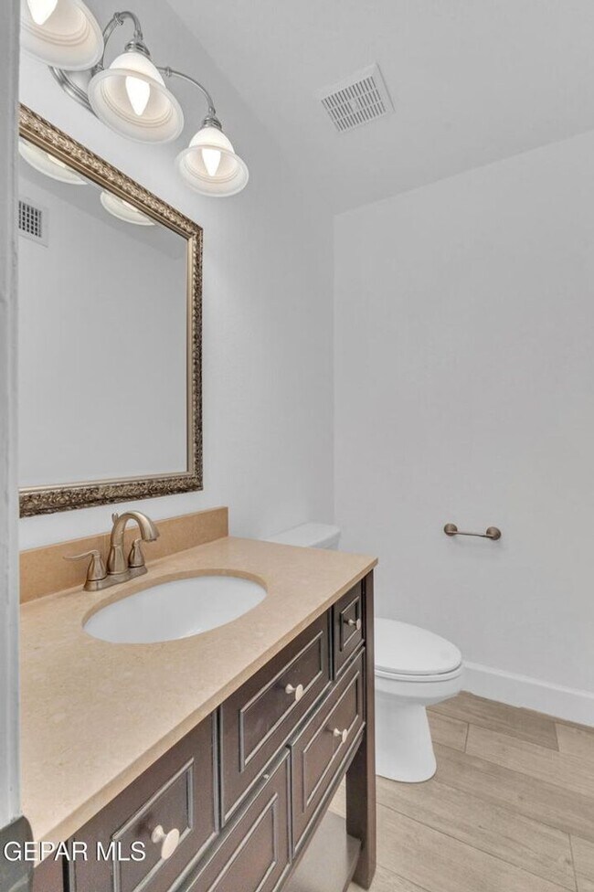 Building Photo - Come to check this beautiful house 4 bedrooms, possible 5th bed and 3 baths.