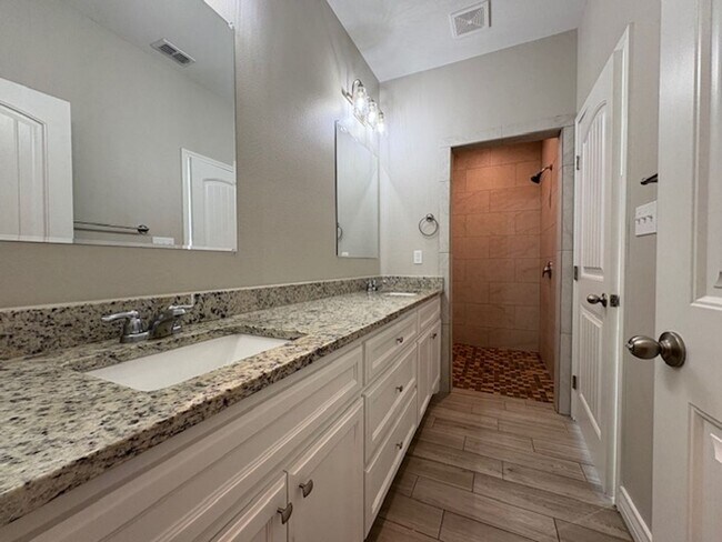 Building Photo - DCR602