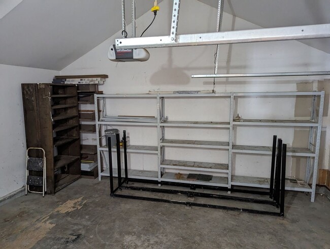 Building Photo - Very large 5 Bedroom