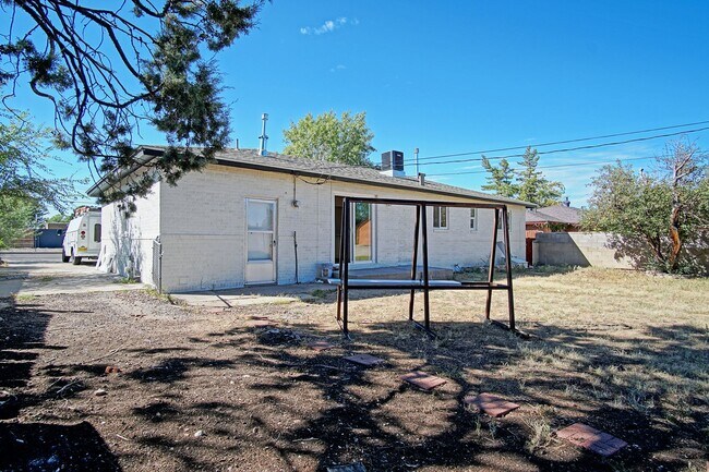 Building Photo - UPTOWN UPDATED 3/BD 2/BA 1/CG