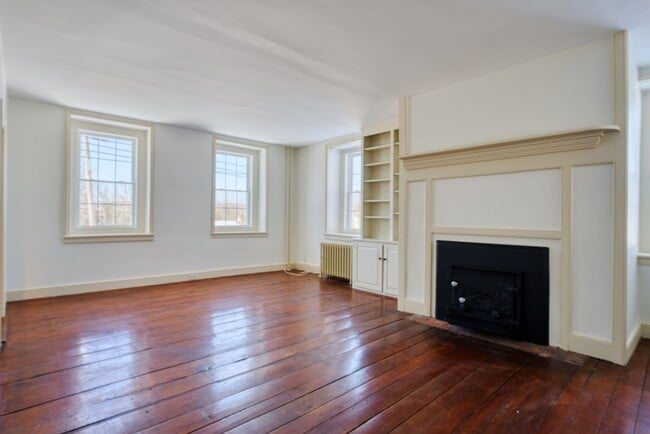 Building Photo - Beautiful 4 Bedroom Farm House