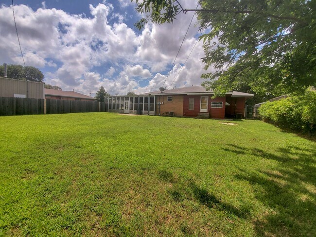 Building Photo - 4 Bedroom 2 bath Home in Shawnee