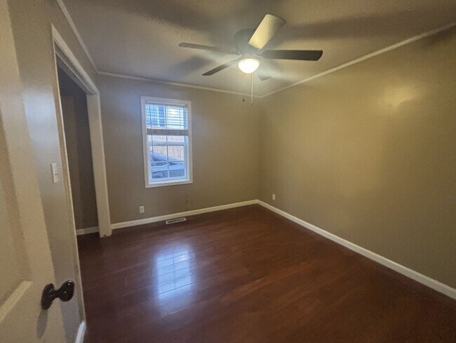 Building Photo - Coming Soon! Charming 2 bedroom/1 Bath Home in Desirable Area $1350