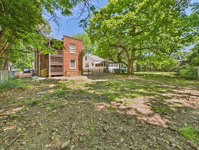 Building Photo - 1703 Oakdale Ave