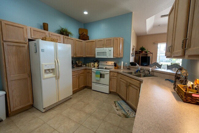 Building Photo - "Charming Englewood Gem: 2 Beds, 2 Baths in Oyster Creek Gated Golf Community