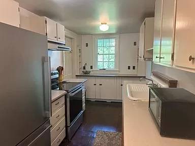 Building Photo - 8 Lake St