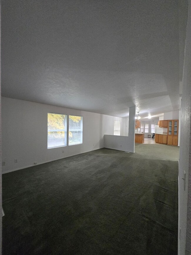 Building Photo - 3 Bedroom 2 Bath