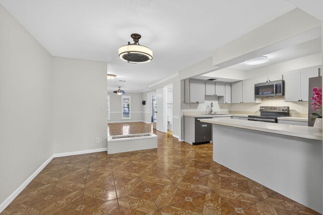 Building Photo - 323 Sandtree Dr