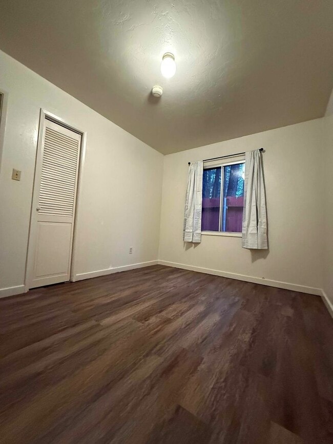 Building Photo - Quiet private one level cabin