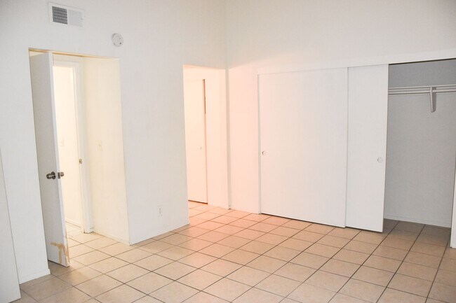 Building Photo - Cypress (125-127) South