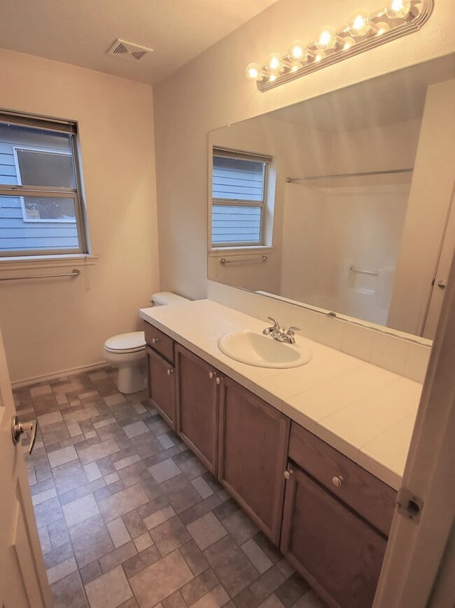 Building Photo - Great Home in Sherwood! Primary Suite on M...