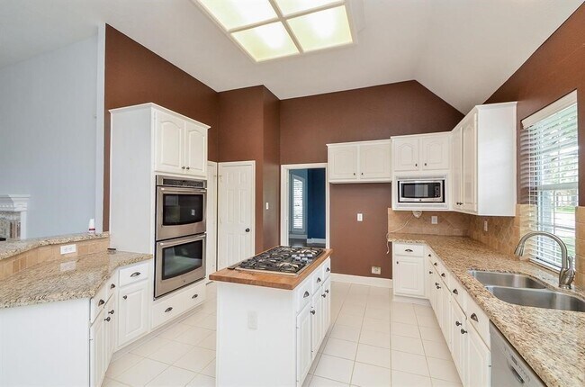 Building Photo - 1723 Crescent Green Dr