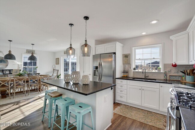 Building Photo - 304 6th Ave